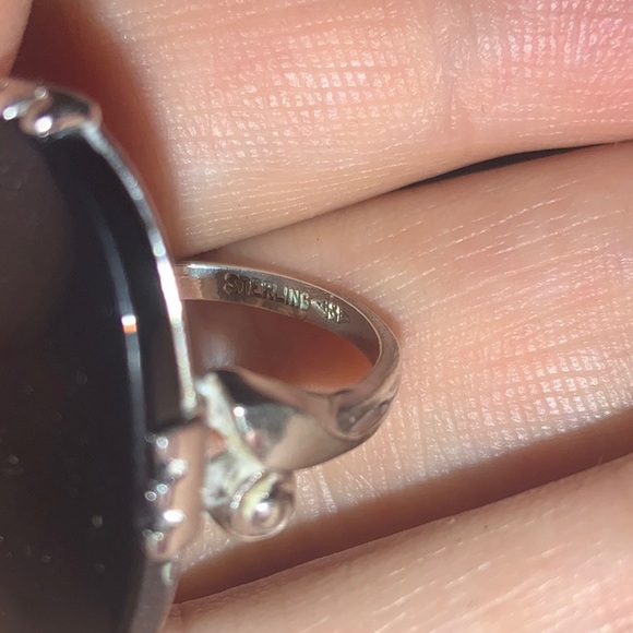 Elegant Black Stone Ring - Picture 4 of 5